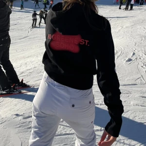 Helmut Lang hoodie - Sviiiincool hoodie från Helmut Lang, tyvärr passar den inte längre. I storlek M men skulle säga att den mer är XS/S🖤  Nypris. 295$