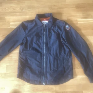 Parajumper - Parajumper overshirt  Storlek M 2 månader gammal