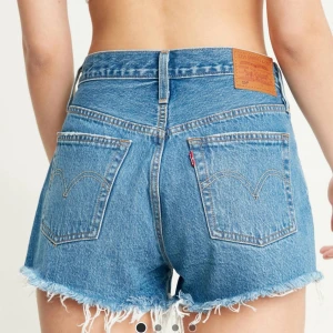 Levi’s 501 jeansshorts - Jättefina jeansshorts i nyskick från levi’s💕 Nypris: 799kr