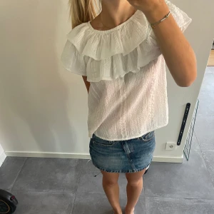 Zara blus - Storleken är 164 men skulle säga att den är ganska stor i storleken. Ungefär en S☺️