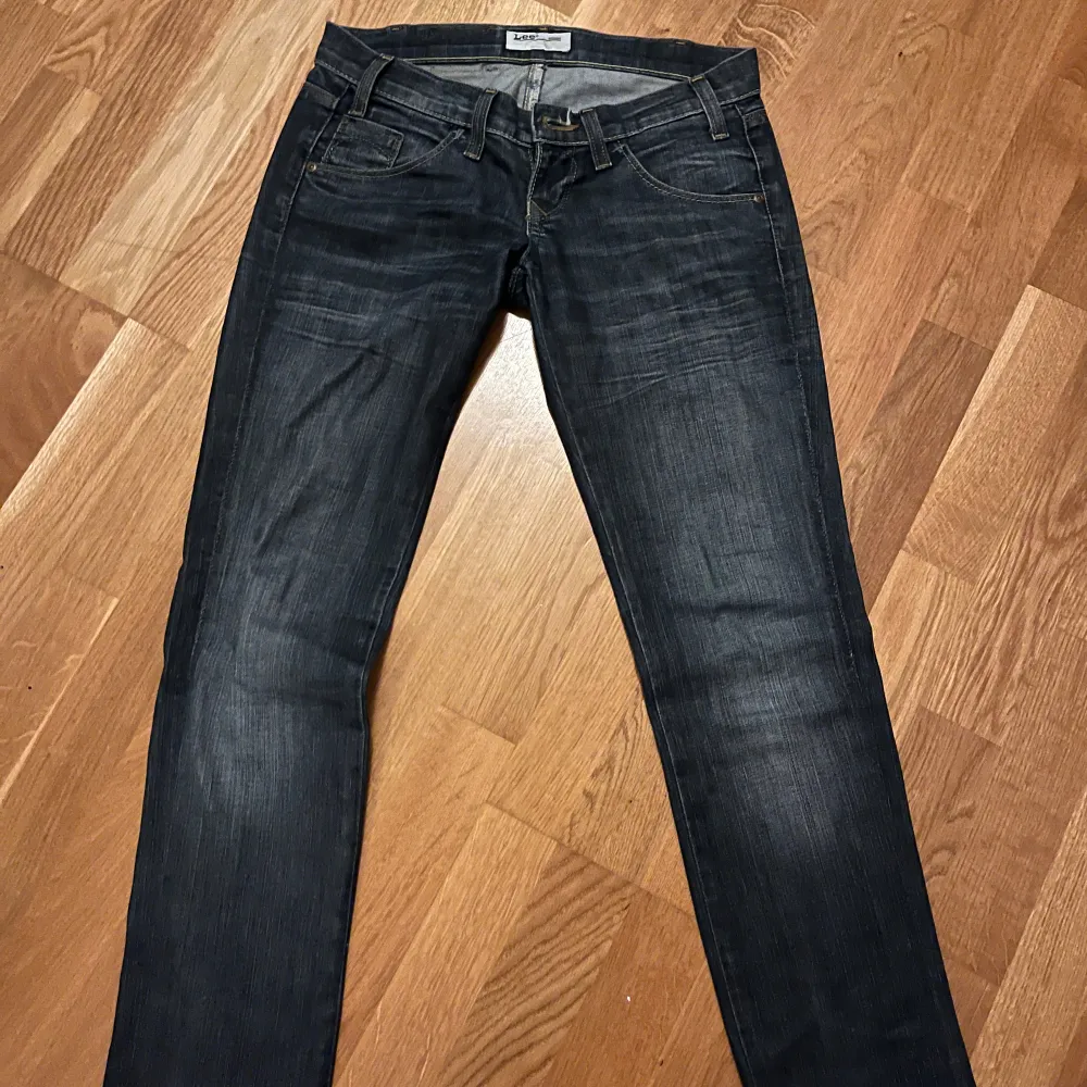 Jättesnygga lågmidjade jeans i jättebra skick, säljer då de inte längre kommer till användning!. Jeans & Byxor.