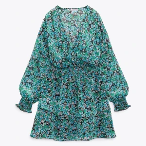 Blommig klänning - Super fin klänning som inte kmr till användning 😽🤗