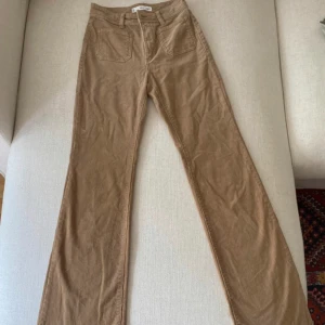 Manchester byxor bootcut - Så fina bootcutbyxor från mango.