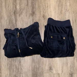 Juicy Couture mörkblå - Säljer mitt blåa juicy sett då den inte kommer till användning, den bra skick och både tröjan och byxorna är i storlek S. Skriv gärna för fler bilder💕