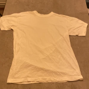 Basic t shirt  - Basic T-shirt  Kommer ej ihåg vart den köptes 