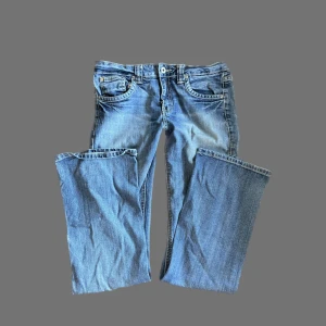 LÅGMIDJADE Y2K BOOTCUT JEANS - jättefina lågmidjade bootcut jeans köpta på 2000-talet! 😍 midjemått: 38cm tvärsöver, innerbenslängd: 83cm P.S. GÅ IGENOM MITT KONTO NI KOMMER HITTA MÅNGA Y2K OCH VINTAGE PLAGG 