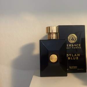 Nu säljer jag min Versace Dylan blue pga att jag behöver pengar. Dylan blue är en mycket fräsch doft som man kan ha till alla tillfällen. Pris kan självklart diskuteras.