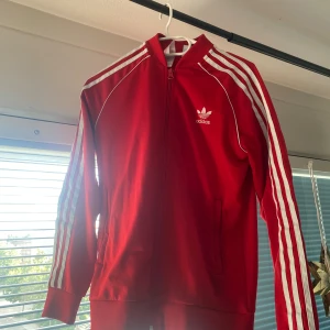 ADIDAS TRÖJA  - En helt ny adidas tröja. Den har bara använts 3 gånger men ser ändå ny ut.