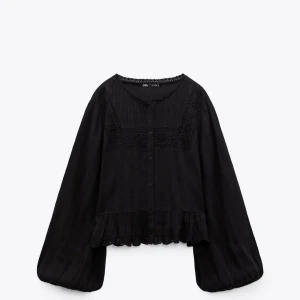 Blus - Säljer en blus från zara i superfint skick, använd ett par få gånger💞Säljer för 150 kr. Hör av er vid frågor eller för fler bilder på blusen! 😊