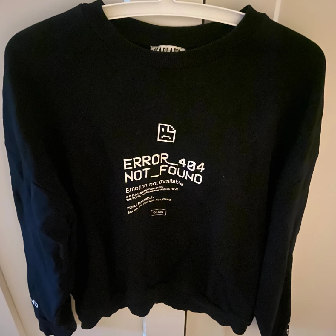 Svart tröja från Madlady med texten 'ERROR 404 NOT FOUND'