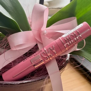 Maybelline Sky High Mascara - En rosa mascara från Maybelline med namnet Sky High. Färgen är 795 Pink Air. Mascaran är designad för att ge långa och voluminösa fransar.