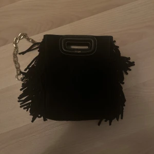 Maje väska - Maje väska i den mindre storleken, använd men i fint skick !! Nypris ca 3000 , säljer för 1500 !!💖💖
