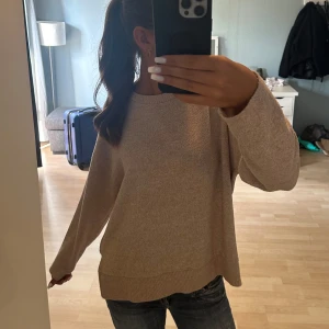 Beige stickad tröja  - Säljer denna super söta stickade tröjan då den inte kommer till användning! Helt okej skick!💞