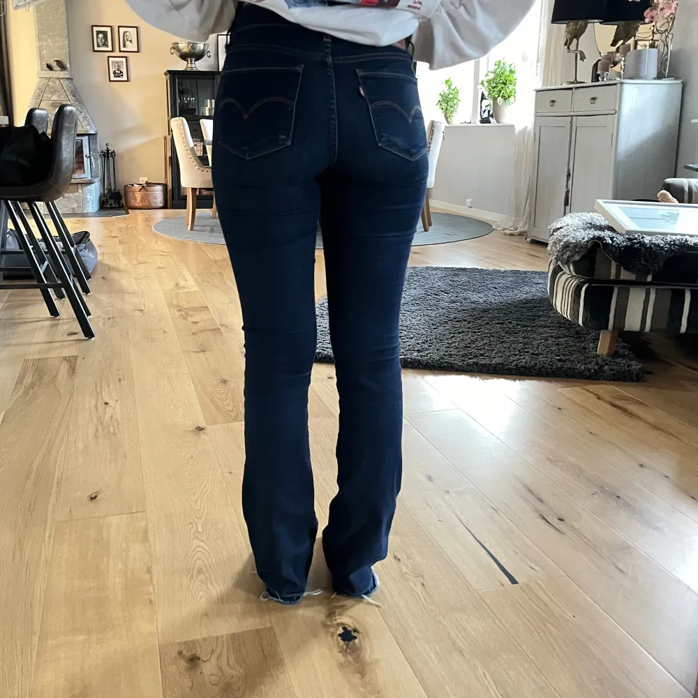 Ett par jätte fina bootcut jeans ifrån Levi’s  Sparsamt använda, dem är uppsprättade längst ner. Perfekt längd för mig som är 168  Säljer då den inte kommer till användning  Bara att fråga om du har några frågor eller vill ha fler bilder 🫶🏻. Jeans & Byxor.