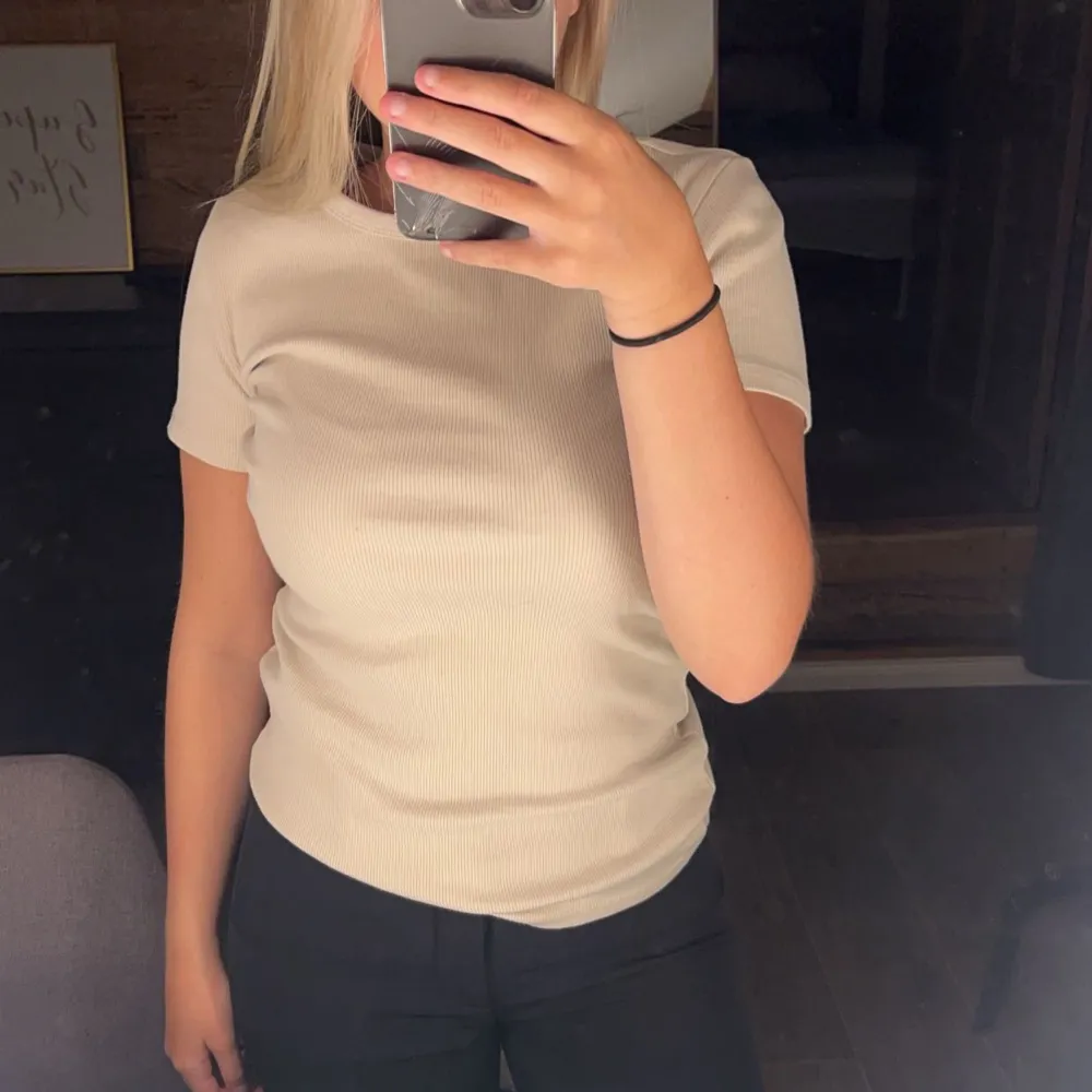 En beige t-shirt ifrån hm i storlek S! Använd ett fåtal gången, mycket bra skick💖. T-shirts.