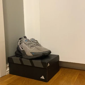 Säljer 270  - Inga håll storlek 40