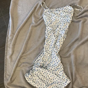 Blommig klänning  - Jätte fin blommig sommarklänning 