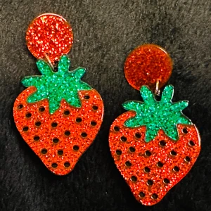 Nya örhängen i form av jordgubbar Akryl Söta Kawaii Cute - De här ovanliga och vackra örhängena gör dig och andra glada.  Glittriga färgglada jordgubbar i akryl. 5,5 långa och 3 cm breda. Lätta att bära, tynger inte örsnibbarna. Stift, för dig som har hål i öronen. Nya och oanvända.