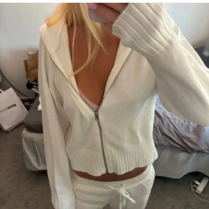 vit kofta - jätte fin vit kofta 🤍🤍inga defekter, säljer även en likadan i marinblå!