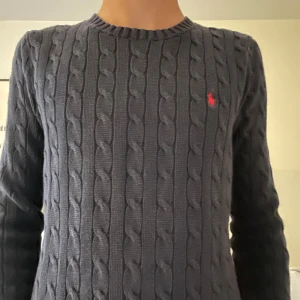 Ralph Lauren Sweater - Ralph Lauren sweater i storlek M men sitter som en S skulle jag säga. Nypris 1500kr. Skick 9/10 är i nyskick. Kan även gå ner i pris och skriv vid minsta fundering!