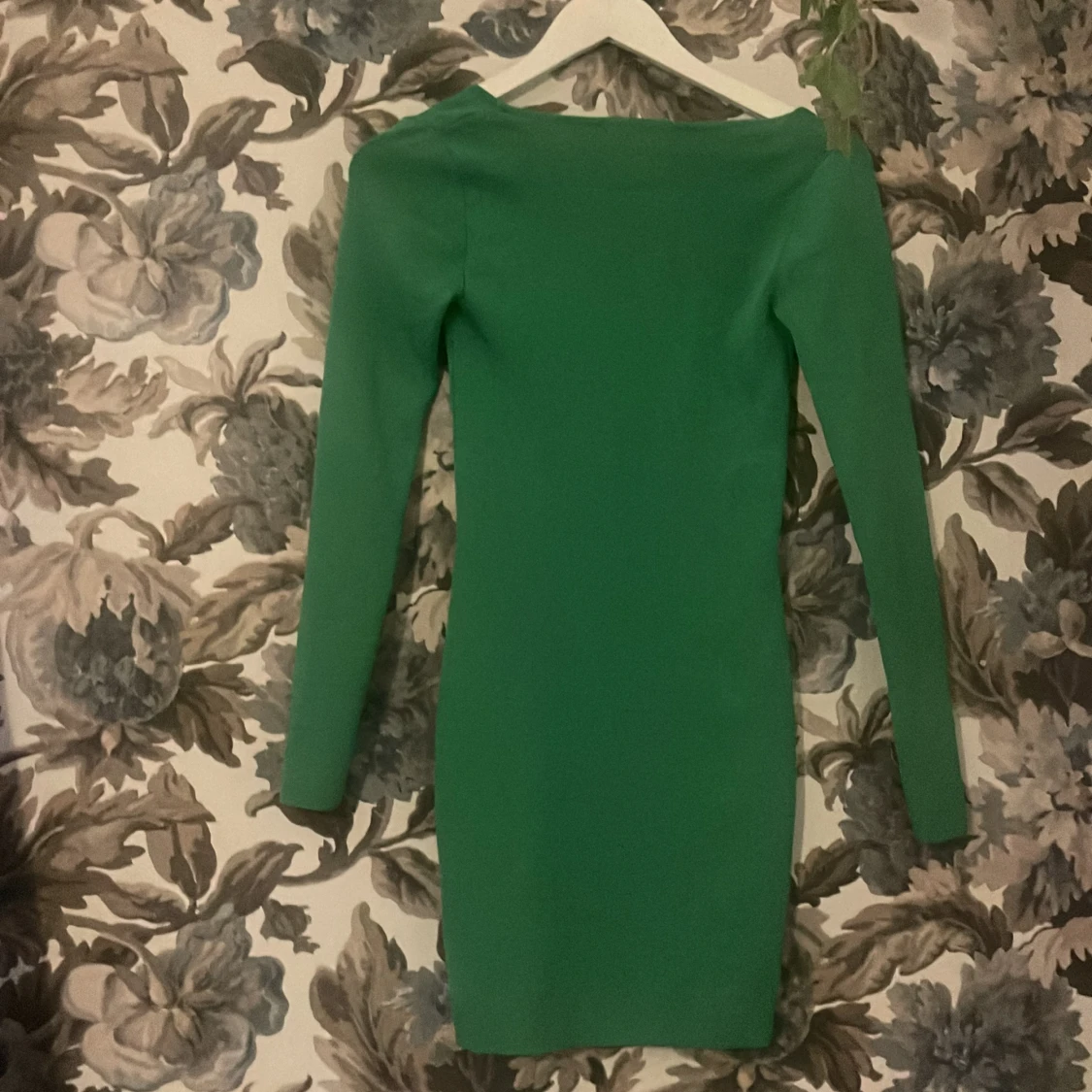 Grön urringad klänning  - 91