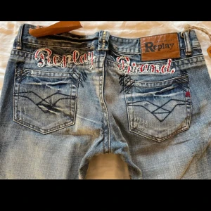 replay jeans - Intressekoll på mina lågmidjade replay jeans med ascoola detaljer, använda sparsamt.  Köpt på vinted, säljer då de är lite för små! Bilder från förra ägaren då jag inte är hemma för tillfället.  Midja : 42cm (84cm) Innerbenslängd : 81 cm 