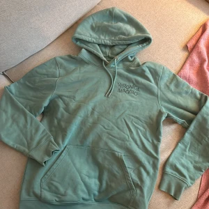 Veronica Maggio hoodie - Grön hoodie Veronica Maggio merch Använd 2 gånger inga defekter 