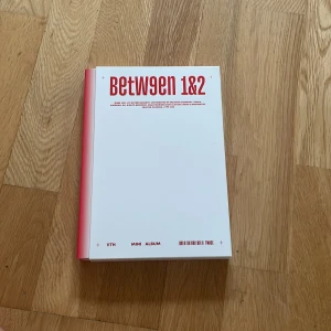 Twice between 1&2 kpop album - Allt på bilden följer med jag vill bli av med alla mina album så var inte rädd att lägga prisförslag eller fråga frågor