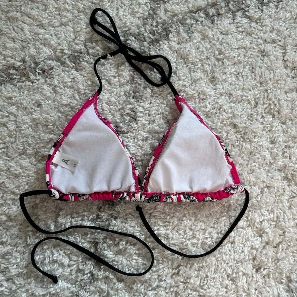 Oanvänd bikinitopp från Åhlens!! Reglerbar. Accessoarer.