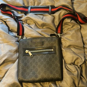 Gucci väska - Super fin i bra skick, kommer ej till andvändning Box och kvitto finns också Köpt från gucci i Östermalm 