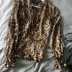 Snygg leoblus - Leopard mönstrad blus