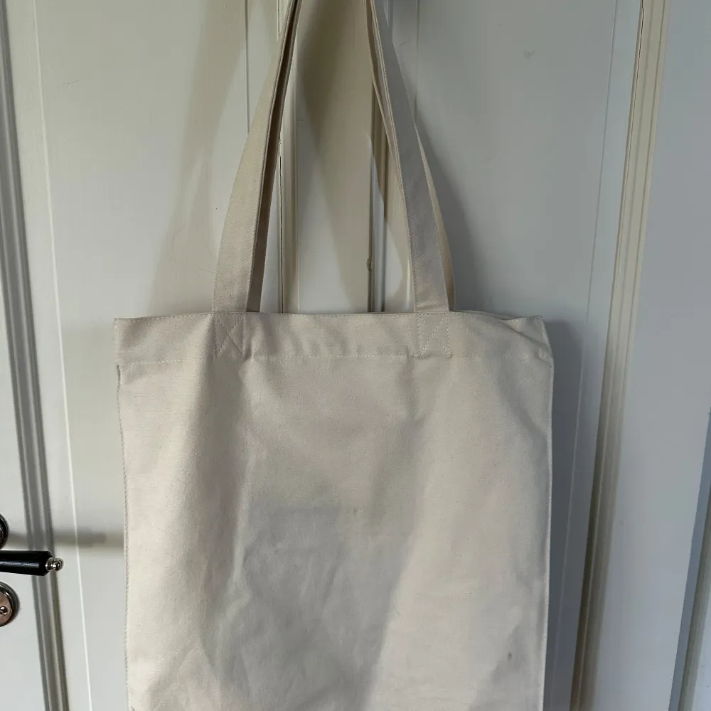 En cool totebag med smurfarna på! Köpt på  ’Ivan Alexis’ i Köpenhamn för 2 år sedan ☺️ Bra skick men en liten fläck på fickan inuti väskan. Har en liten knapp så man kan knäppa den också. 💚. Väskor.