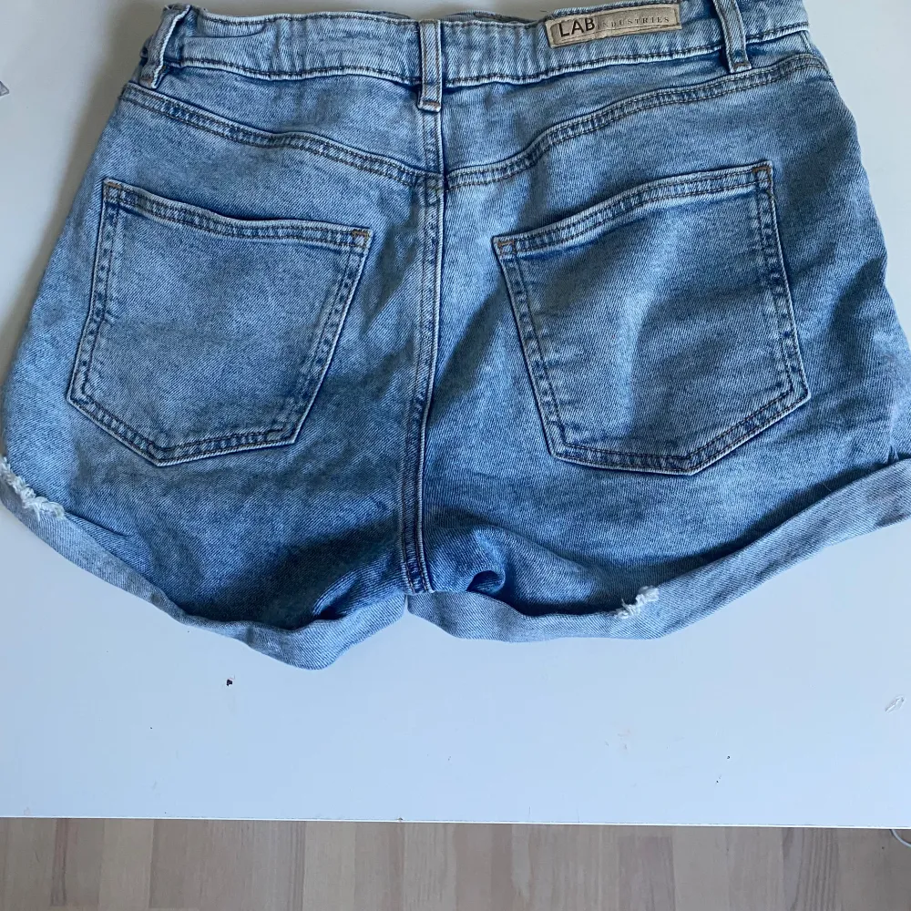 Jeansshorts i storlek 170, vet ej vart dom är ifrån💘. Shorts.