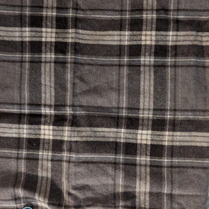 Grå rutig jacka från Gerry Weber - En grå rutig kjol rån Gerry Weber. slutar ovanför knäna. Ett rutmönster i olika nyanser av grått och beige med linjer i vitt och blå