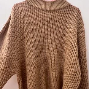 Stickad  - Säljer den här beige stickade tröjan!  