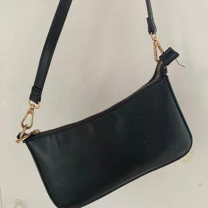 Svart väska - Fin svart väska som är enkel att ha med sig💓 inga defekter.🫶🏻