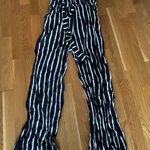 Byxor från hm - Sköna sommar byxor från hm. Rak i byxa, lite utsvängda kanske. 