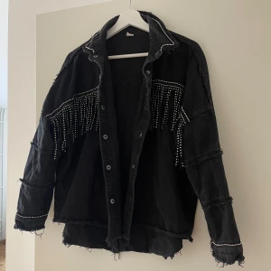 Jeans jacka  - Jeans jacka, vet faktiskt inte vart den är köpt. Använt skick! Storlek S/M.