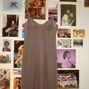 Slipdress klänning Kookaï - Vintage Kookaï. Grå/rosa klänning. Väldigt 90s. Slutar strax nedanför knäna på mig (169cm). Bra skick. Uppskattad som S/M. 