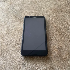 Sony Mobiltelefon - Gammal Sony mobiltelefon. Laddare ingår ej.  Fullt fungerande och i välbevarat skick. Inga repor eller eventuella skador.  Pris går att diskutera vid snabb affär