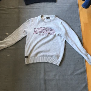 Stickad Morris tröja - Riktig go o skön stickad Morris tröja  Säljer den då jag ibte använder den längre. 9/10 skick storlek m men kan sitta som s 
