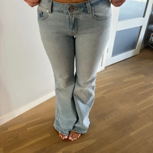 Levis jeans  - Modellen super low flare, använda en gång. Storlek 28x32. Midjemått 39, innerbenslängd ca 79