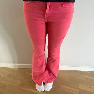 Bootcut jeans med slits från river island, midjemått 33, innerbenslängd 73
