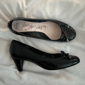 Ballerinaskor med klack - Ballerinaskor från märket Marks & Spencer. De är i bra skick men något slitna på insidan, det är inget som syns utanpå🥰 Köpte dem second hand men de var för stora. Skulle säga att de passar storlek 39❤️