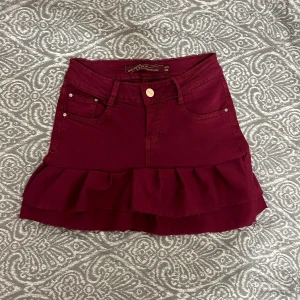 Vinröd volang jeanskjol  - Super snygg handsydd kjol💕