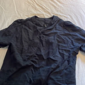 Snygg blus - Säljer denna blusen från nygårdsanna. Den är ny skick. Har bara legat i garderoben därför är den väldigt skrynklig. Den stryks innan försäljning. Den är onesize men skulle säga att den passar M eller L. Nypris 1400 mitt pris 399. Buda på! 