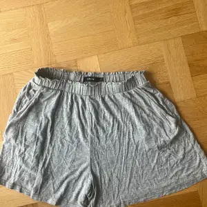 Gråa shorts från LMTD i storlek 176, motsvarar ca M i vuxenstorlek. Ej använda. Passar både till vardags eller som pyjamas!