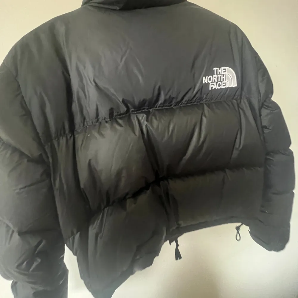 Säljer en the north face Neptune jacka i kort modell 🫶🏼 perfekt till vintern eller hösten och mycket varm. Storlek = S Använd 1 gång. Nypris =  3500 kr. Pris kan diskuteras 💗. Jackor.