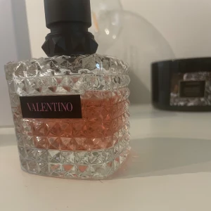 Valentino 100 ml - Köpt på you.se, har kvittot kvar.  Bild på min parfym kan fixas! ( är ej hemma därav internet bild)   Gissar att de är cirka 50-60 ml kvar 