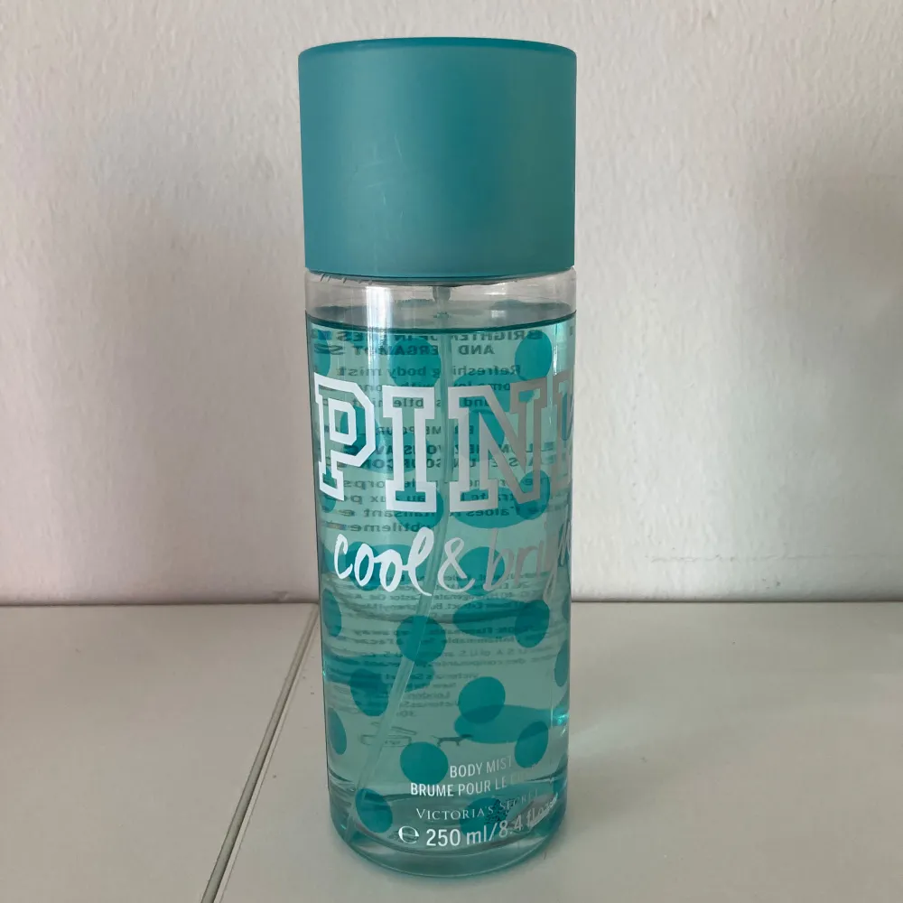 Pink/Victoria’s secret body mist, doften ”cool & bright”. Parfym.